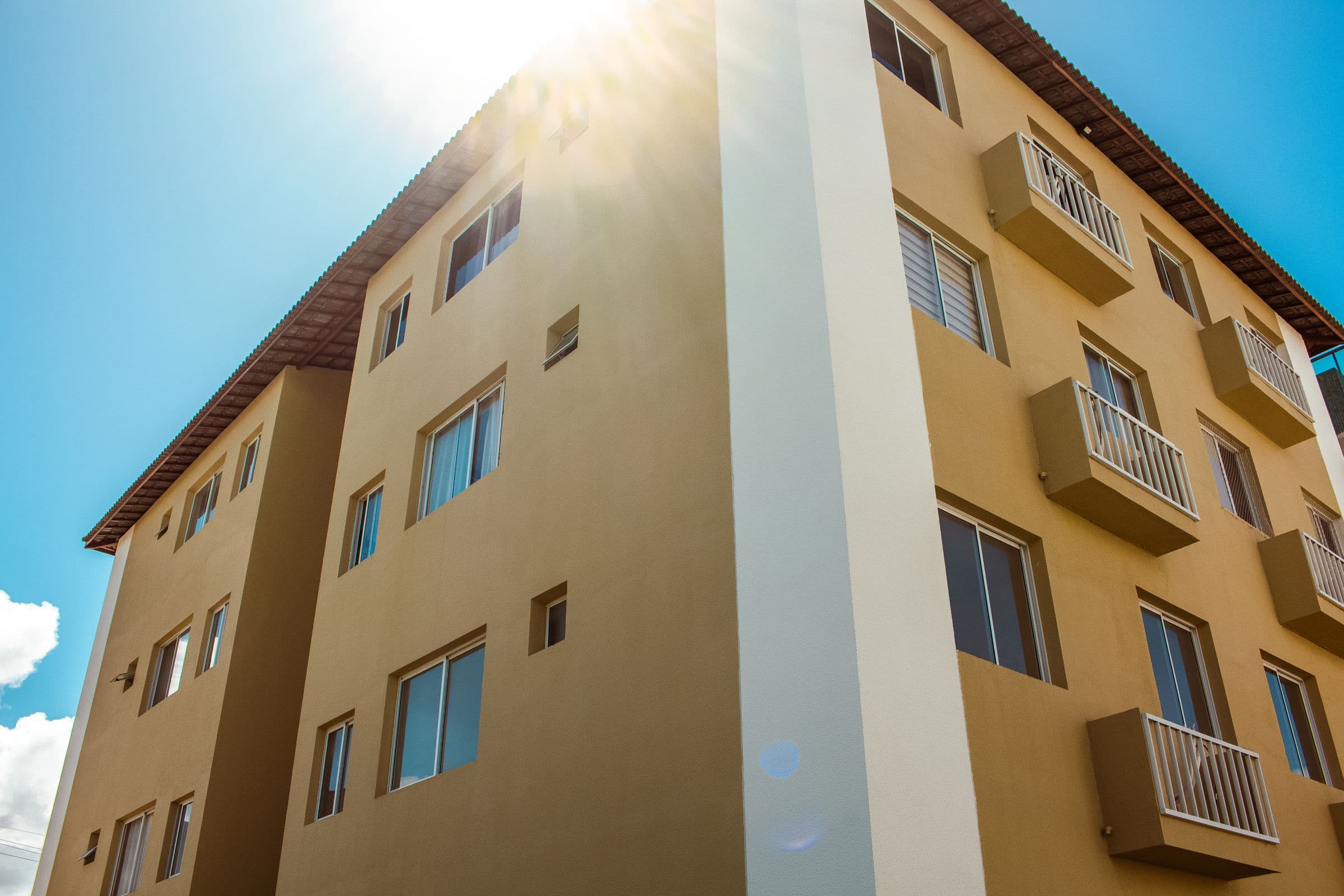 Fachada de um prédio residencial em dia de céu claro